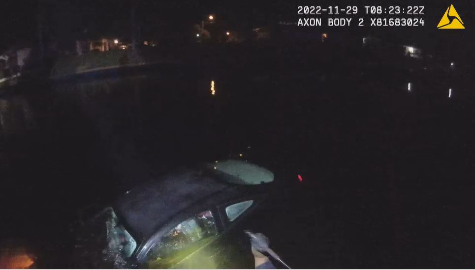 Florida police officer rescues woman who drove car into canal (Video via Cape Coral Police Department)