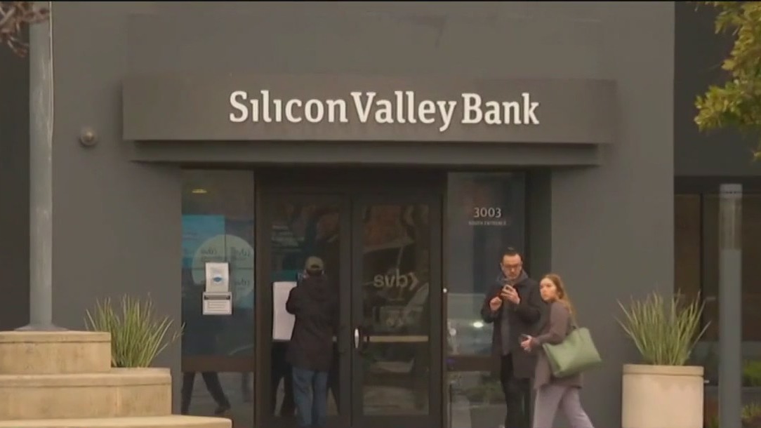 Congress to grill top regulators over bank collapses