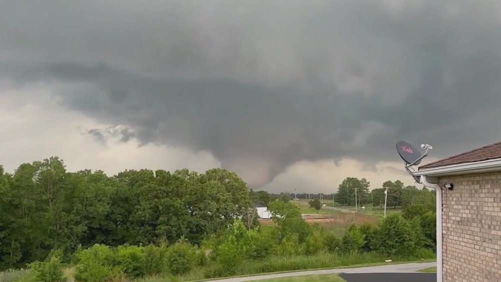 Tornadoes cause damage in southern Illinois