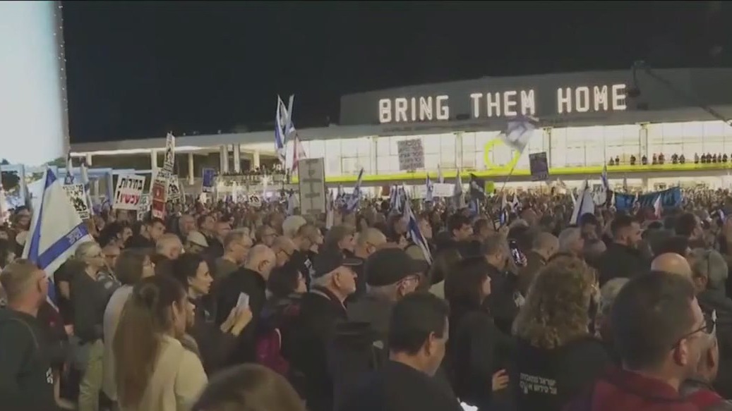 Anti-government protesters march in Tel Aviv