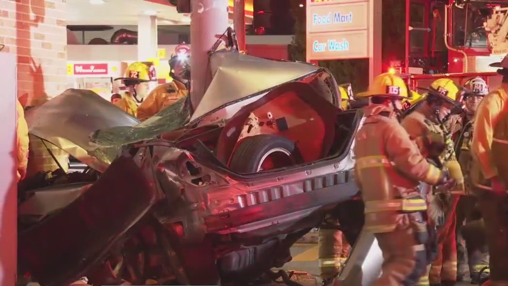 LAPD investigating fatal Canoga Park crash