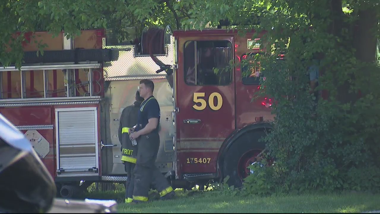 6 people injured in crash involving Detroit fire rig and passenger car