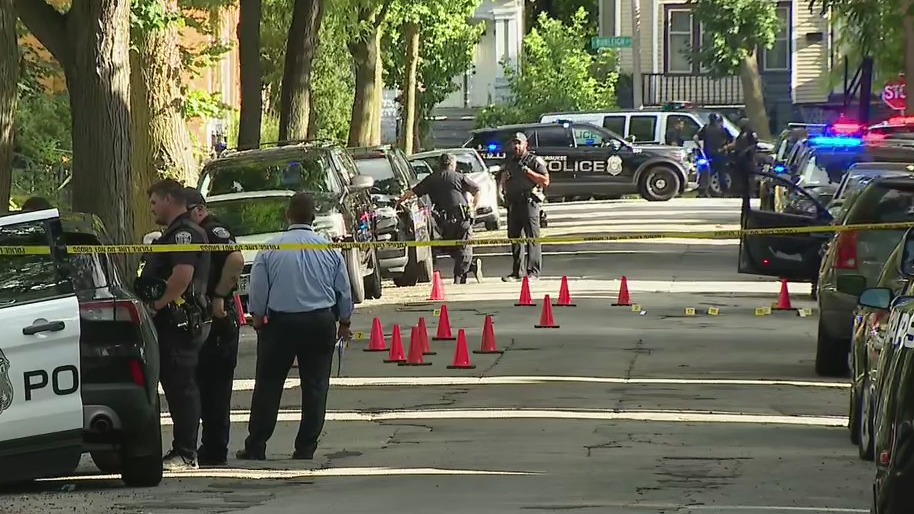 Milwaukee double shooting, man, woman struck near Palmer and Burleigh