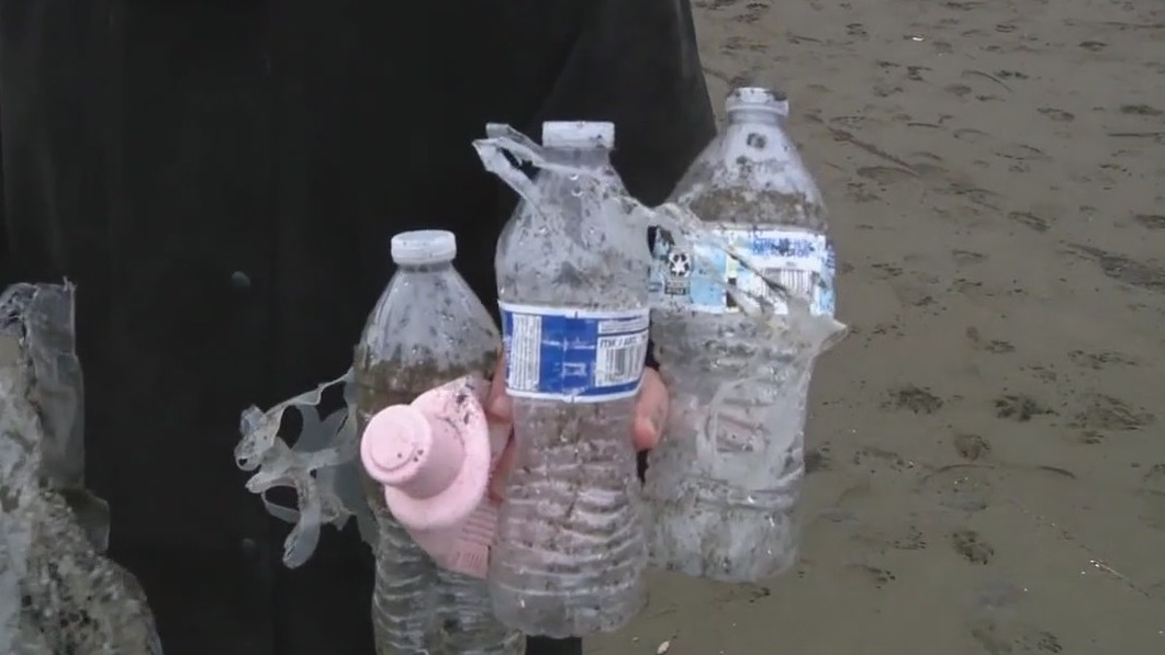 Why is trash scattered across San Francisco beaches?