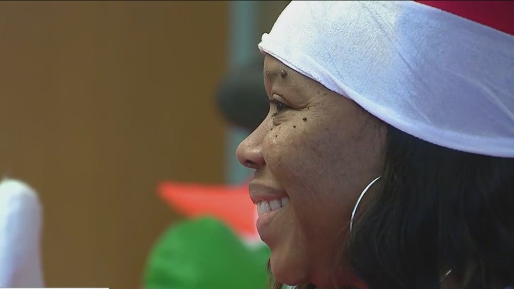 Chicago principal brings 'Elf on the Shelf' to life