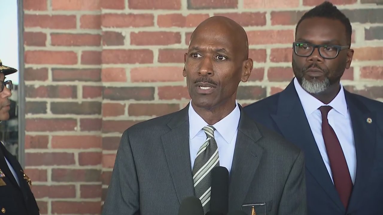 Chicago mayor pulls top cop from mic during questioning over White Sox game shooting
