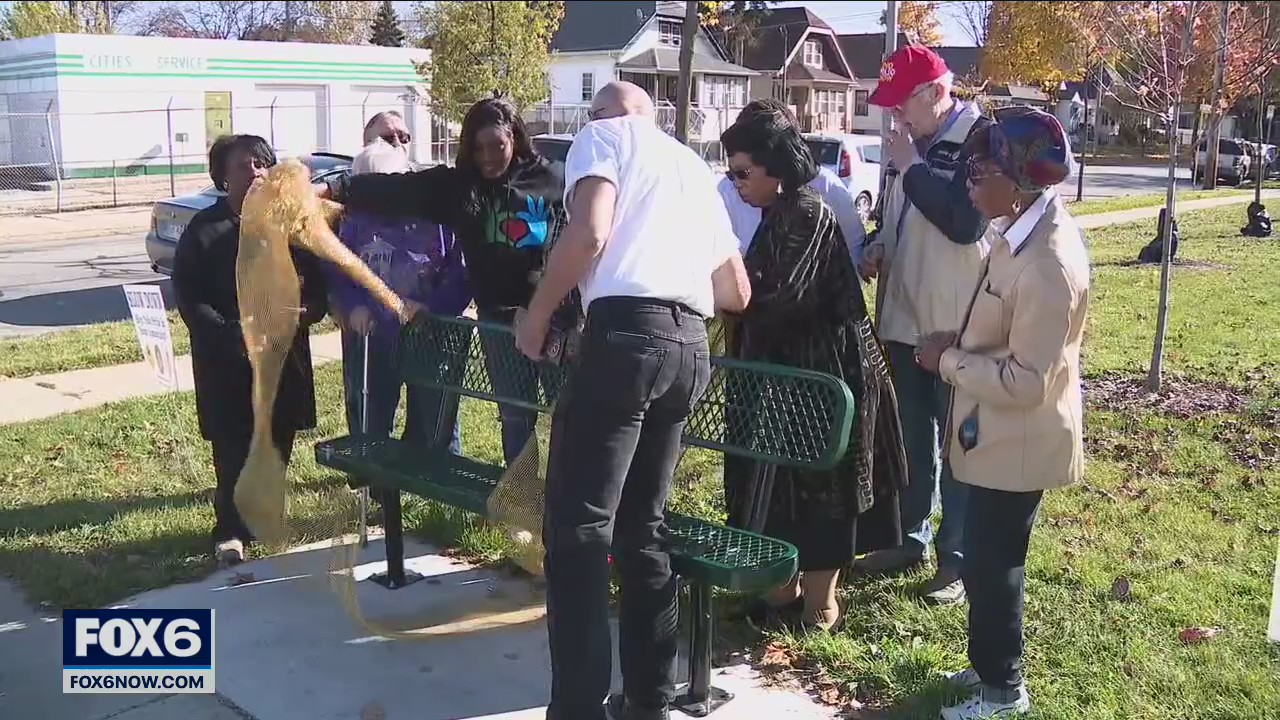 Milwaukee group unveils new bus bench