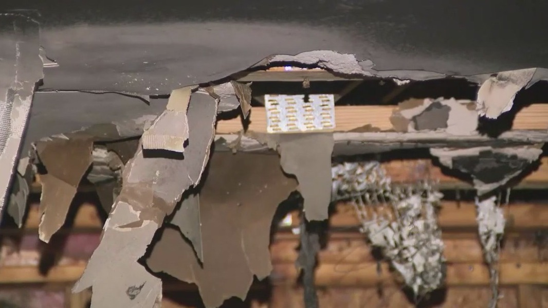 Neighbors help save young children from burning home