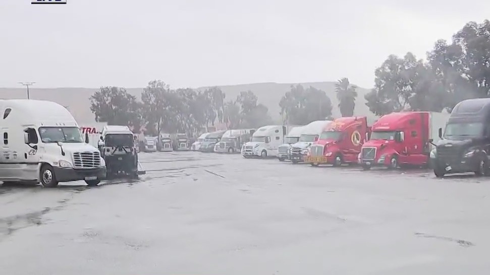 Truckers stranded in Castaic following Grapevine closure