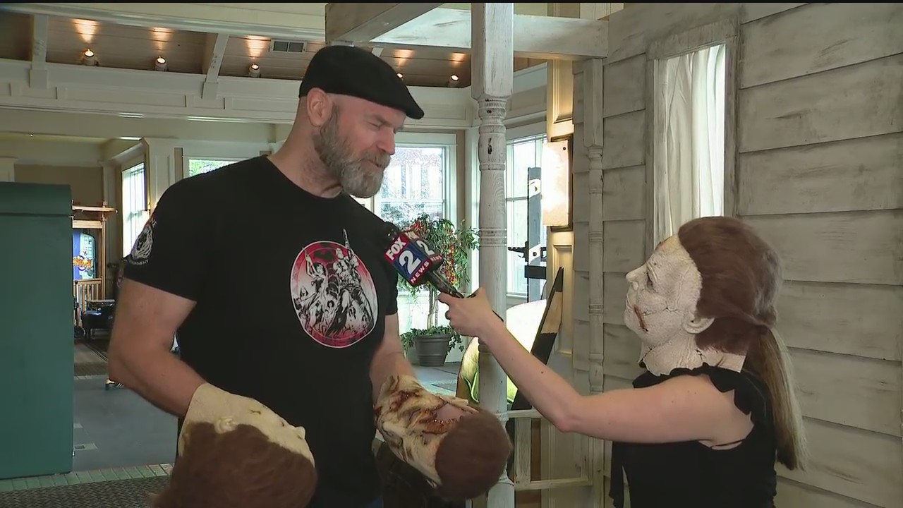 Reporter interviews 'Halloween' actor as Michael Myers at Astronomicon