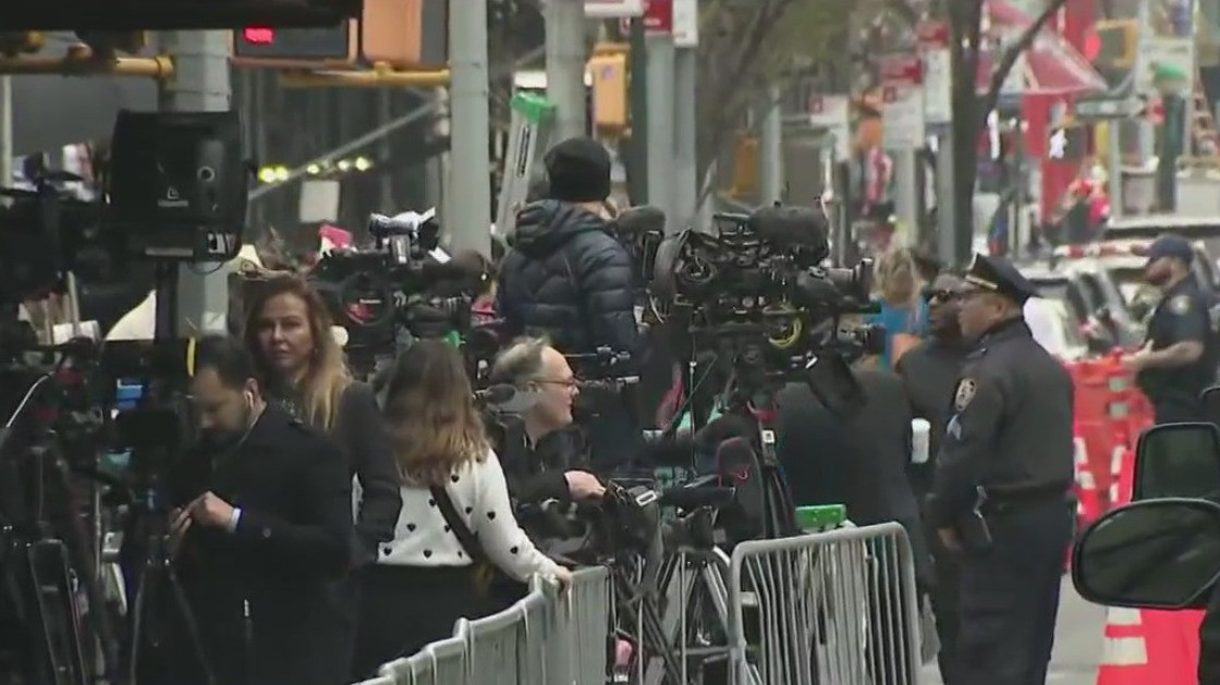 Crowds await former President Trump's arraignment