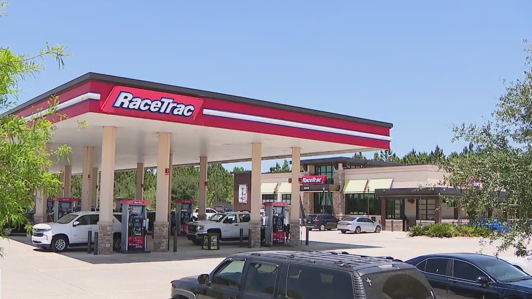 Convenience store clerk stabbed in Davenport
