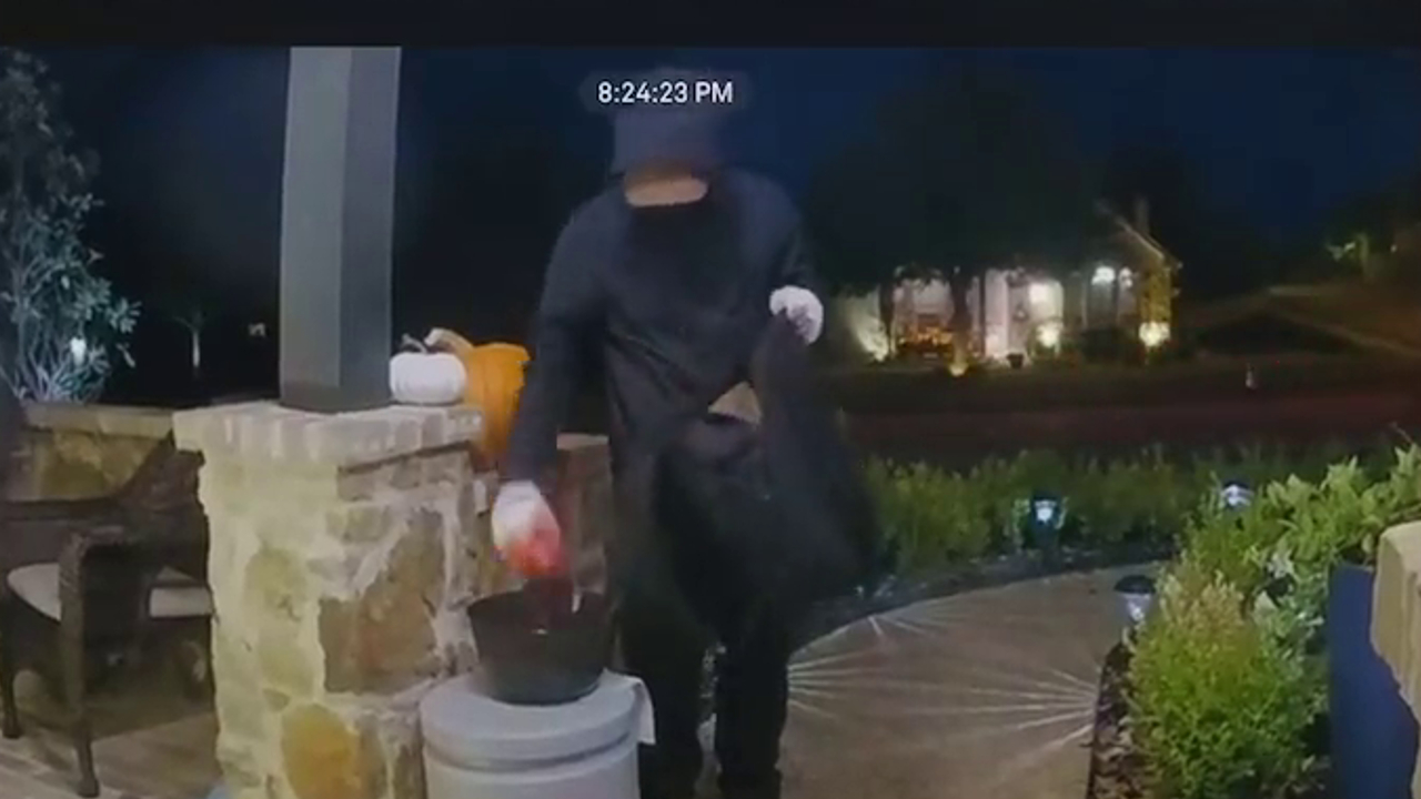 RAW VIDEO: Masked stranger fills candy bowls in McKinney