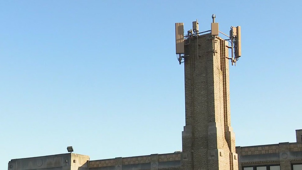 Parents protest cell tower atop Wyandotte elementary school