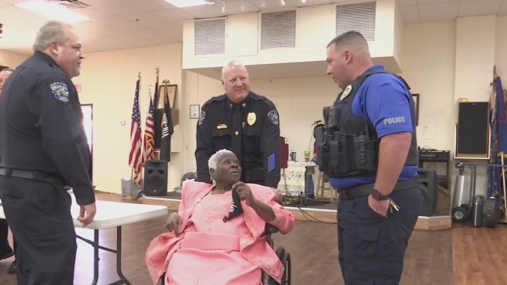 North Port PD Thanksgiving dinner with seniors