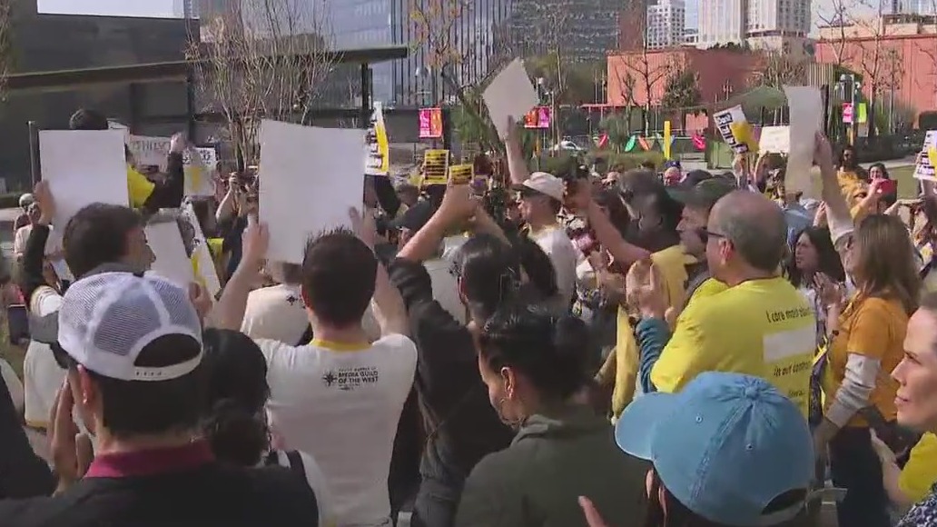 LA Times staff stage 24-hour strike