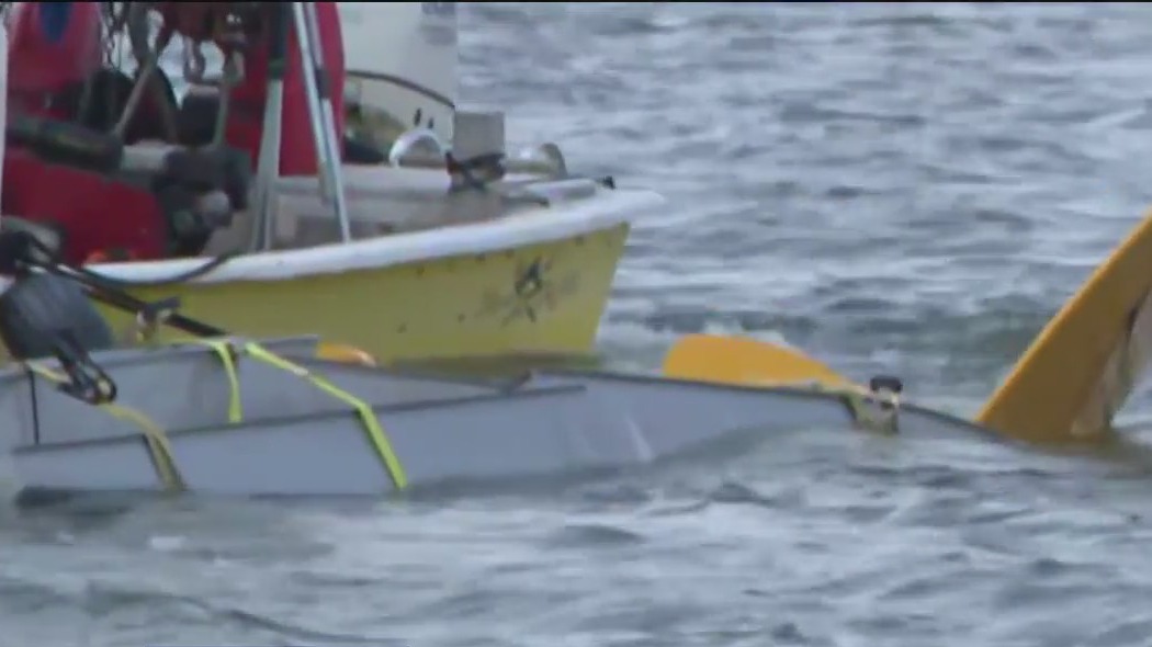 4 killed after 2 small planes collide over lake