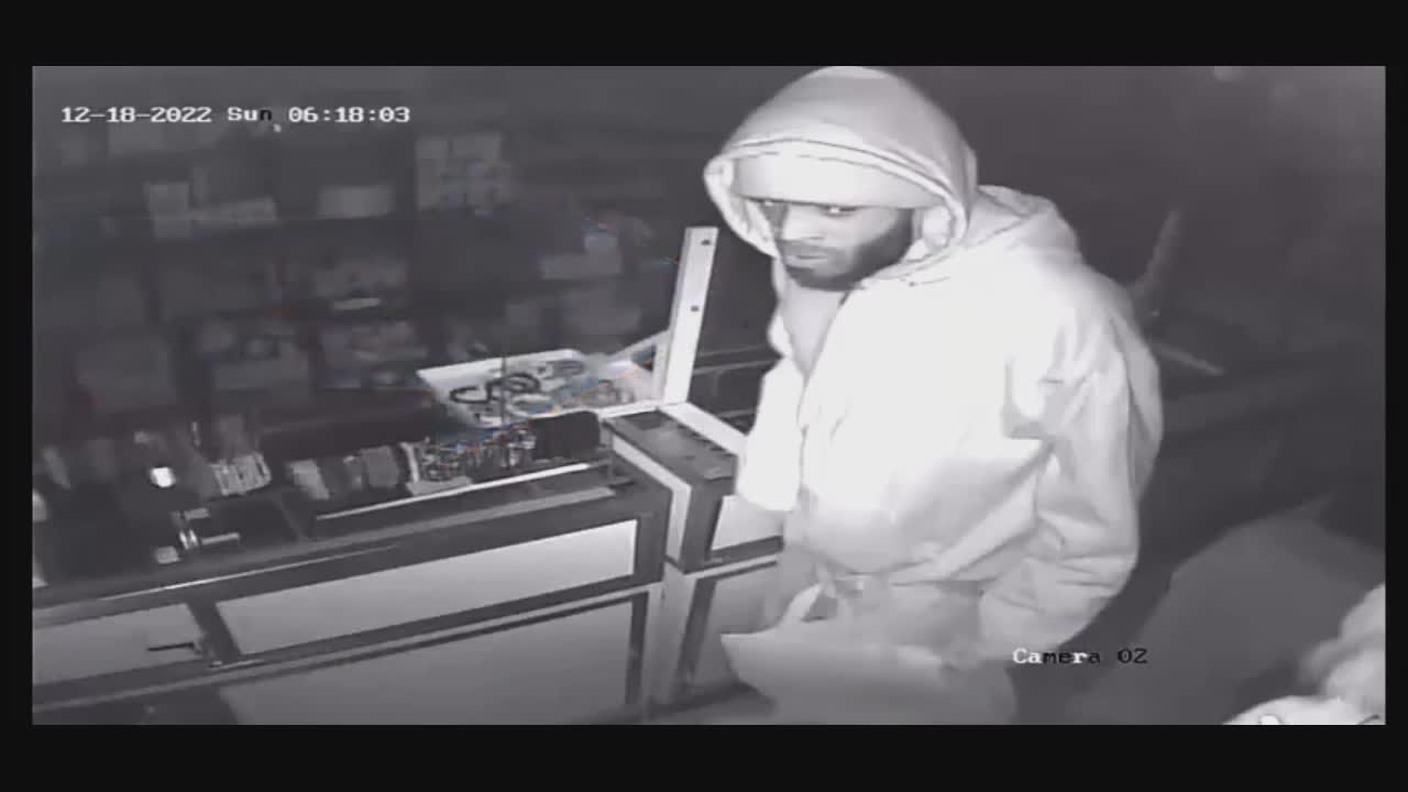Police searching for suspect accused of stealing nearly $40K from Center City jewelry store