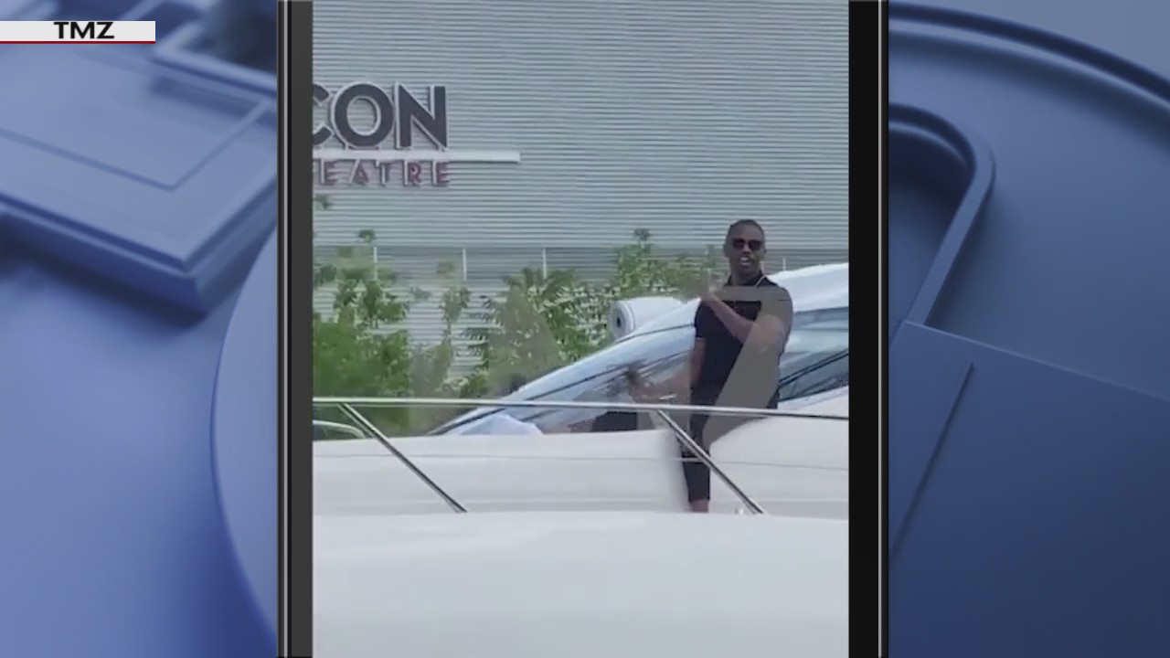 Jamie Foxx spotted in Chicago, questions circulate