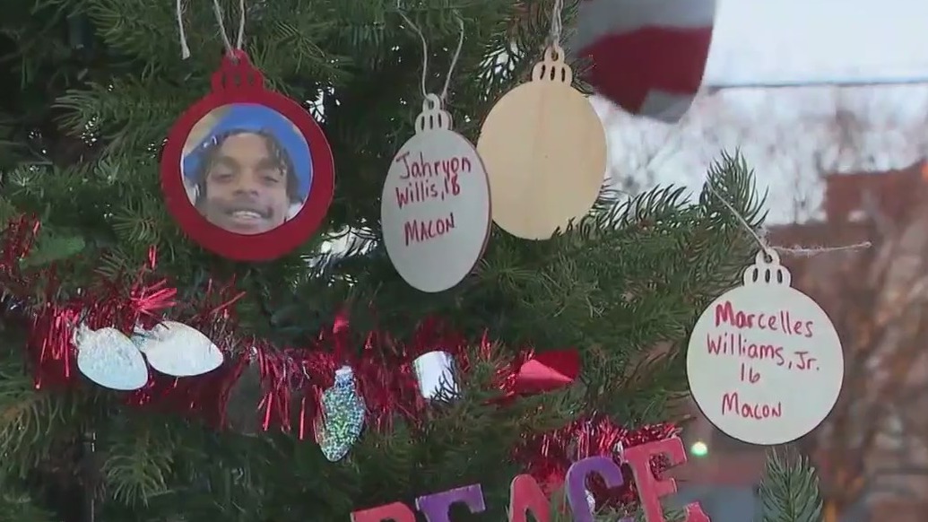 Atlanta woman continues vigil Christmas tree tradition