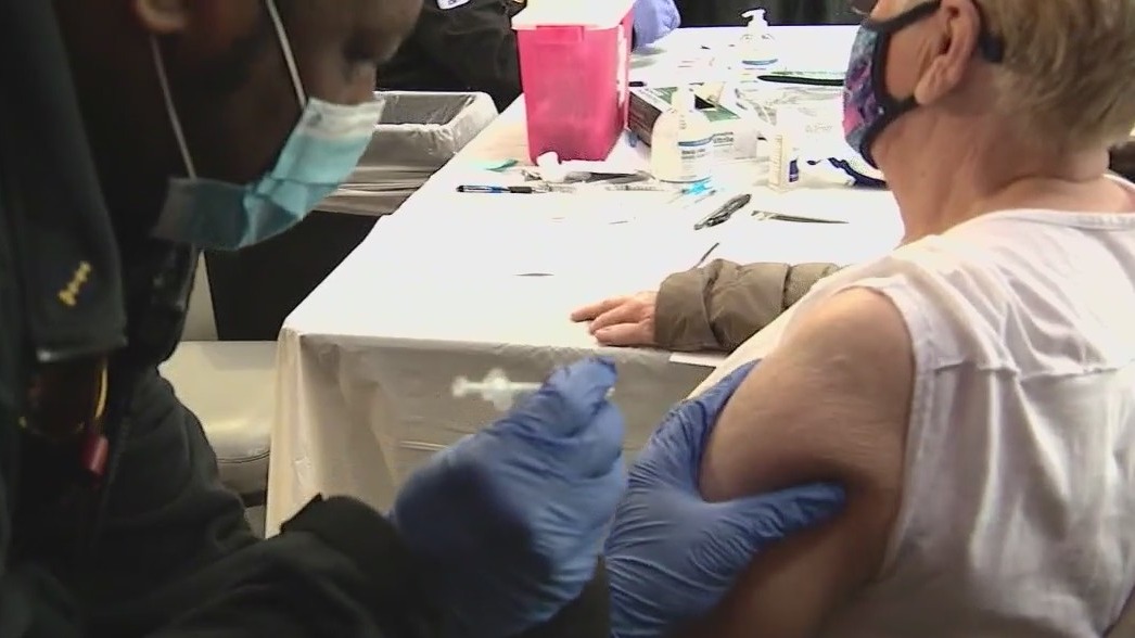 US COVID-19 death toll tops 900,000