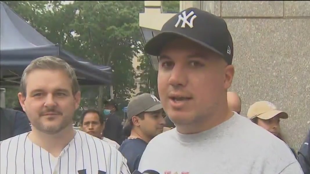 Yankees return to field despite air quality