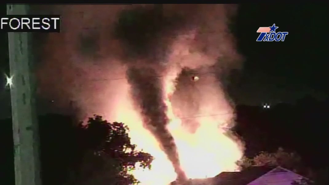 Fast-moving fire burns northeast Dallas apartments