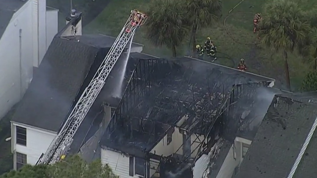2-alarm fire destroys 8 townhomes in Tarpon Springs