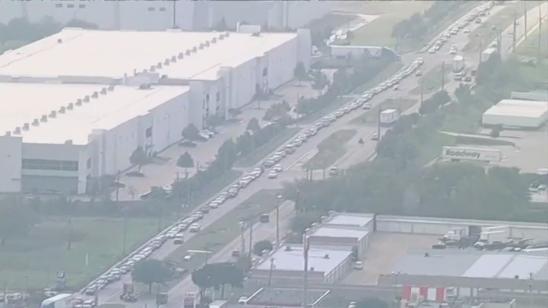 Thousands line up for Dallas Thanksgiving giveaways