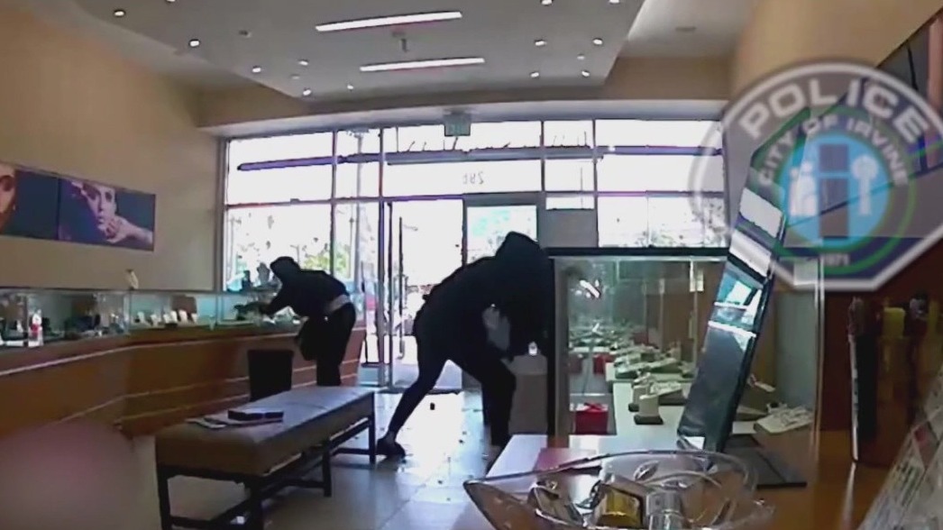 Smash & grab Irvine suspects at large