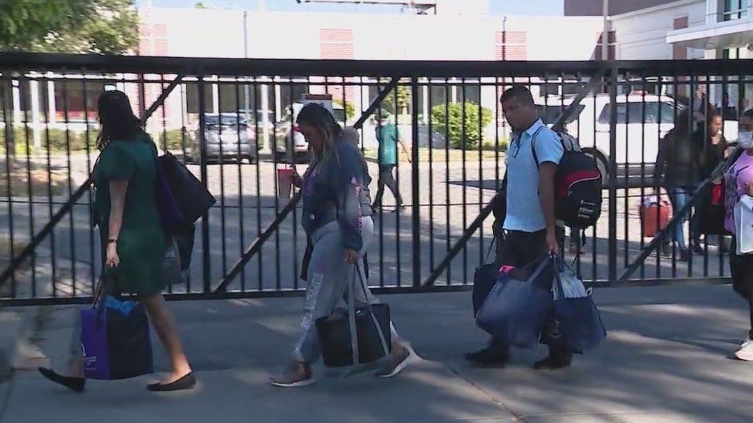 Social service network assists migrants arriving in Chicago from Texas boarder