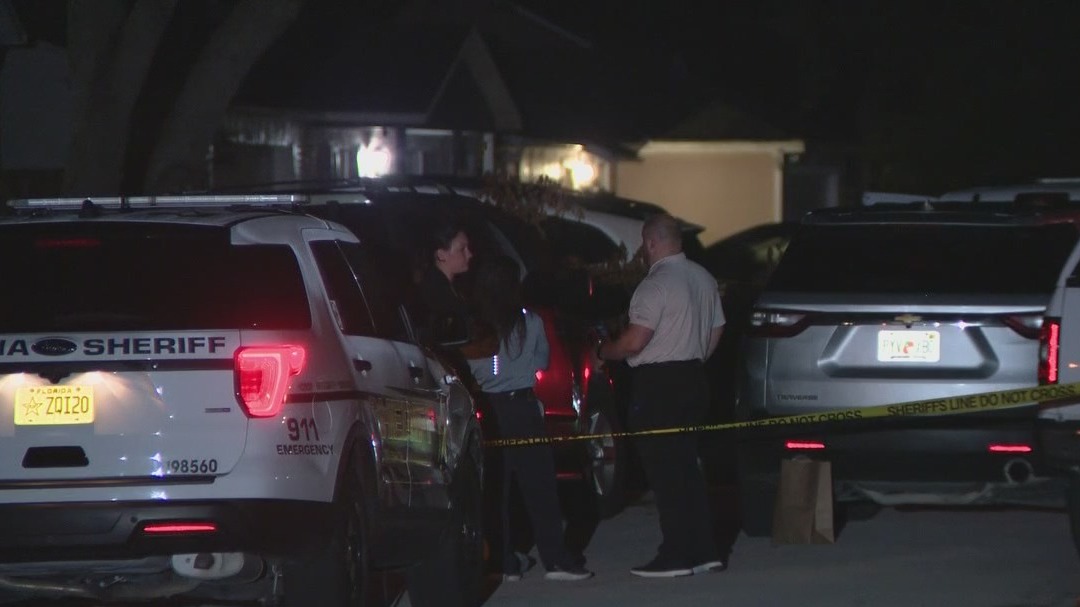 2 adults dead in apparent murder-suicide at home with 3 children inside, deputies say
