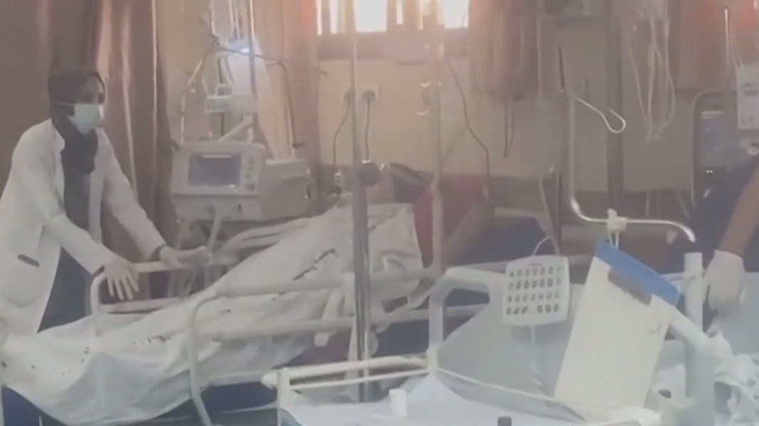 Israel-Hamas: Gaza hospitals overwhelmed