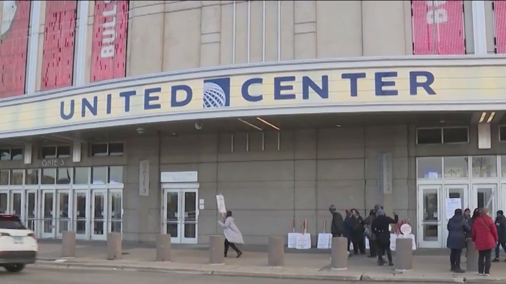 United Center concessions workers vote to approve historic new contract