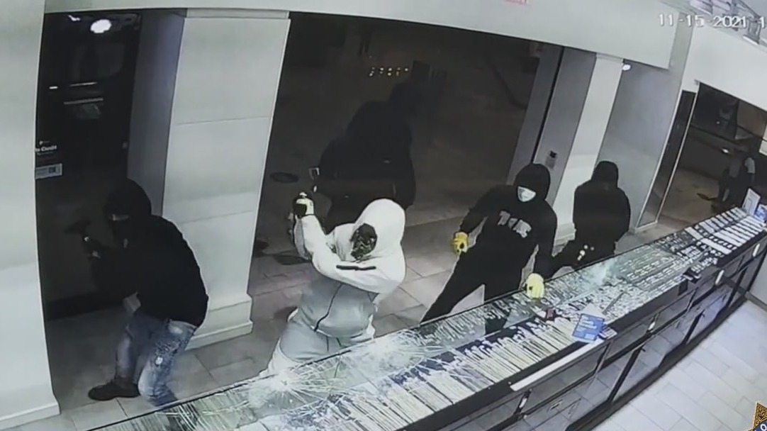 North California smash and grab jewelry store robbery