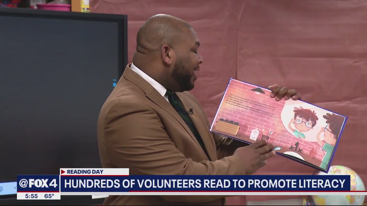 FOX 4's Steven Dial reads to Bayles Elementary students