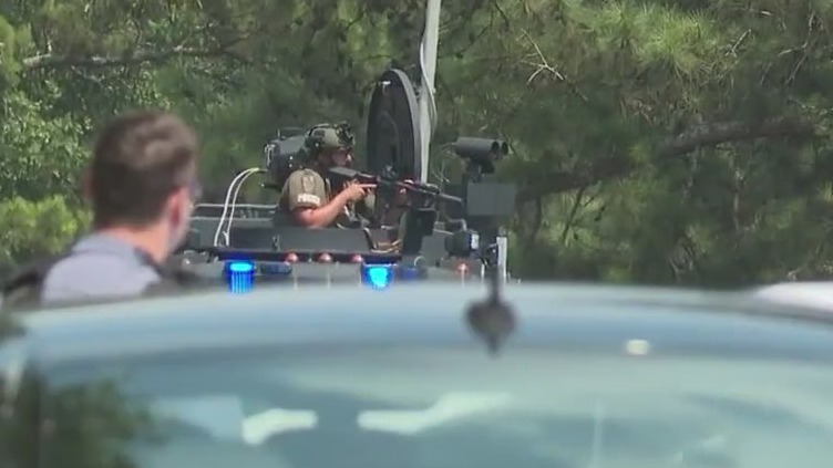 SWAT surrounds possible murder suspect
