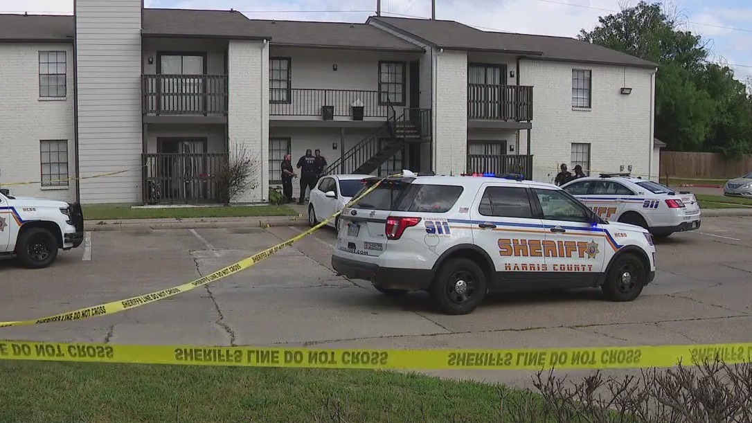 3 people shot at Harris County apartment complex