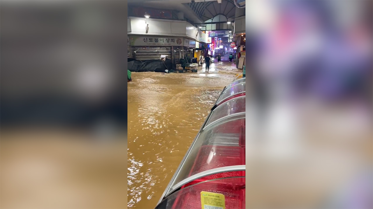 More catastrophic flooding hits Anyang Nambu Market south of Seoul