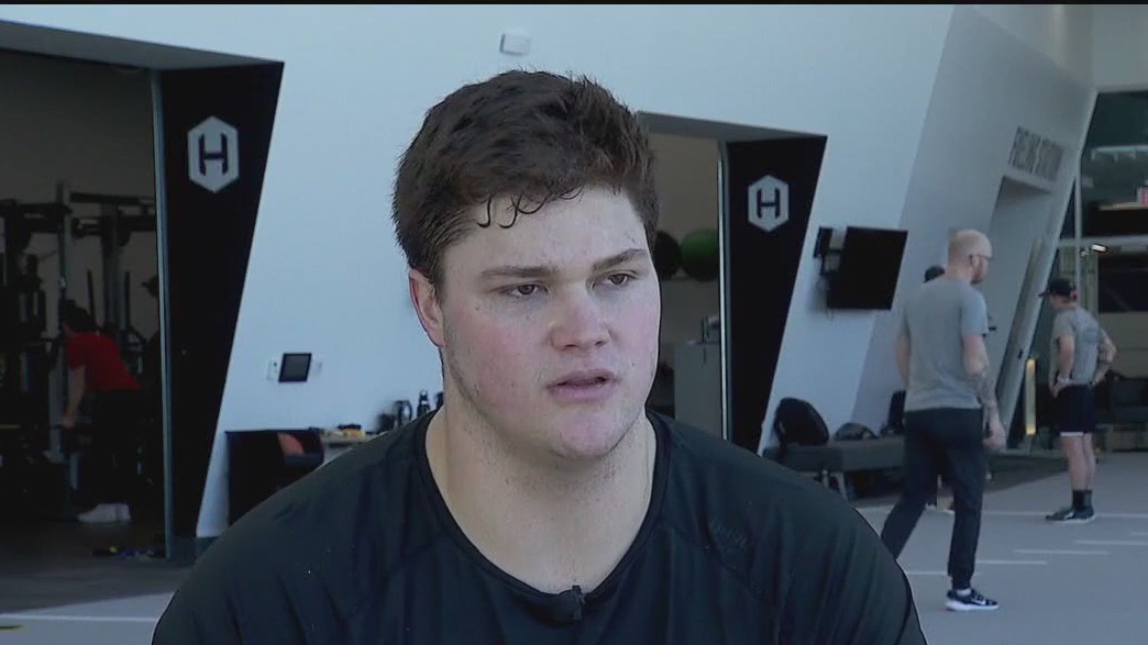 OT Joe Alt preps for NFL Combine