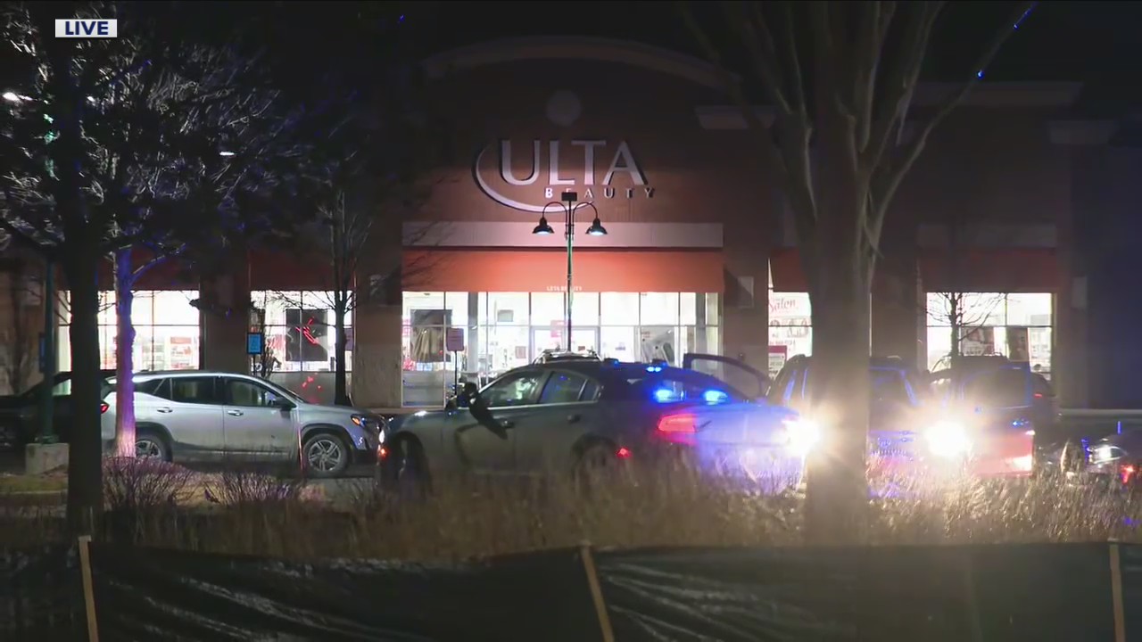 Shooting reported outside Green Oaks Township shopping mall