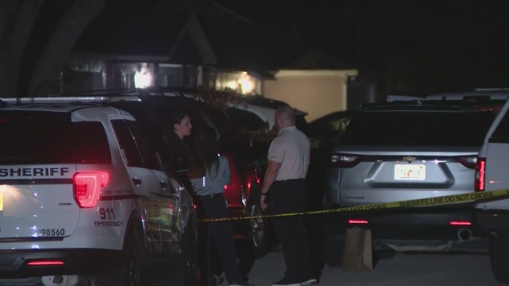 2 adults dead in apparent murder-suicide at home with 3 children inside, deputies say