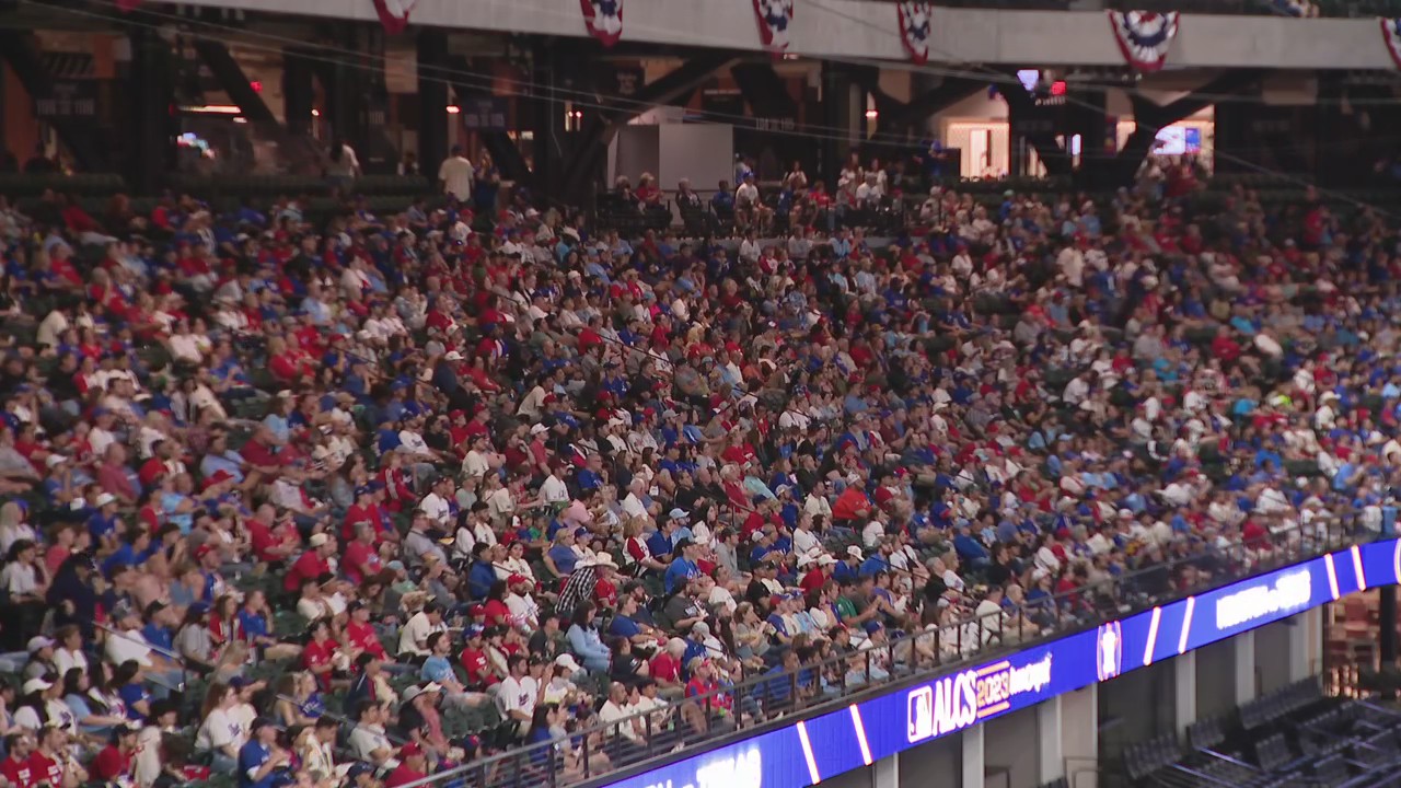 Seager's homer sends Globe Life Field into a frenzy