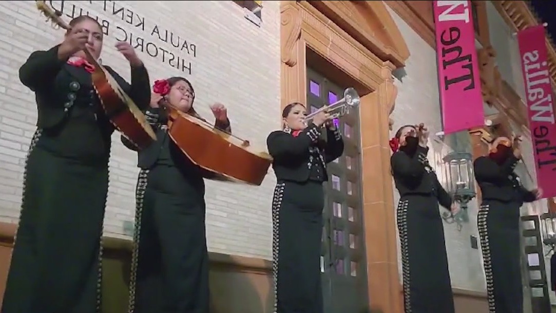 Woman mariachi band invited to Paris festival