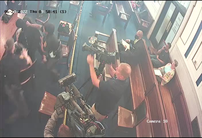 Video: Father of murdered child attacks suspect in courtroom