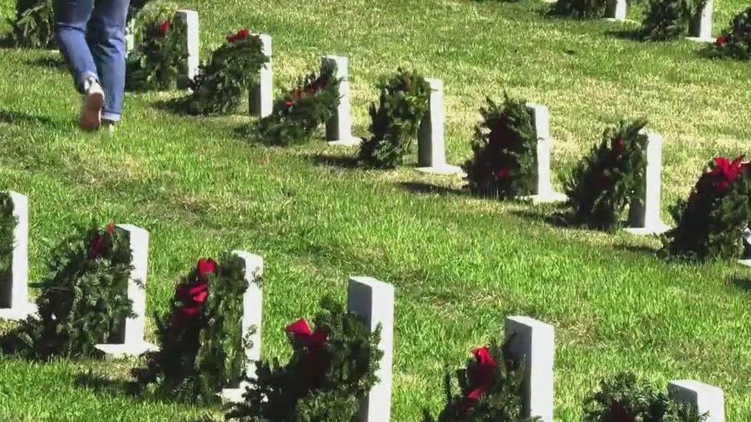 Volunteers lay wreaths @ Texas State Cemetery