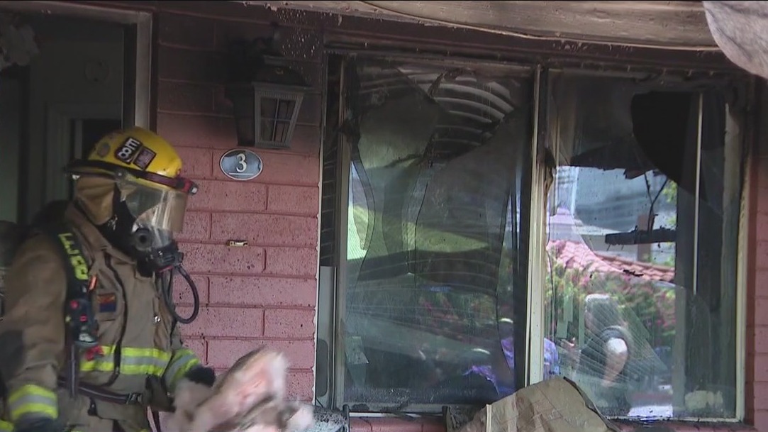 Phoenix apartment fire displaces residents