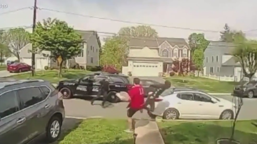 Pizza delivery driver trips criminal on the run