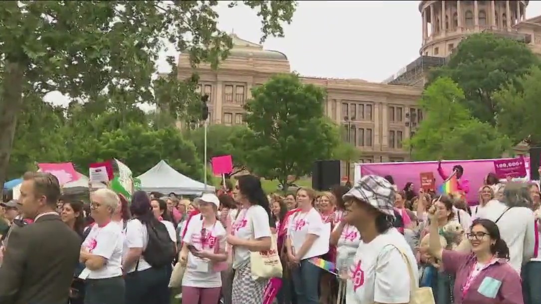 Hundreds of Texans gather at Capitol to stand by Planned Parenthood