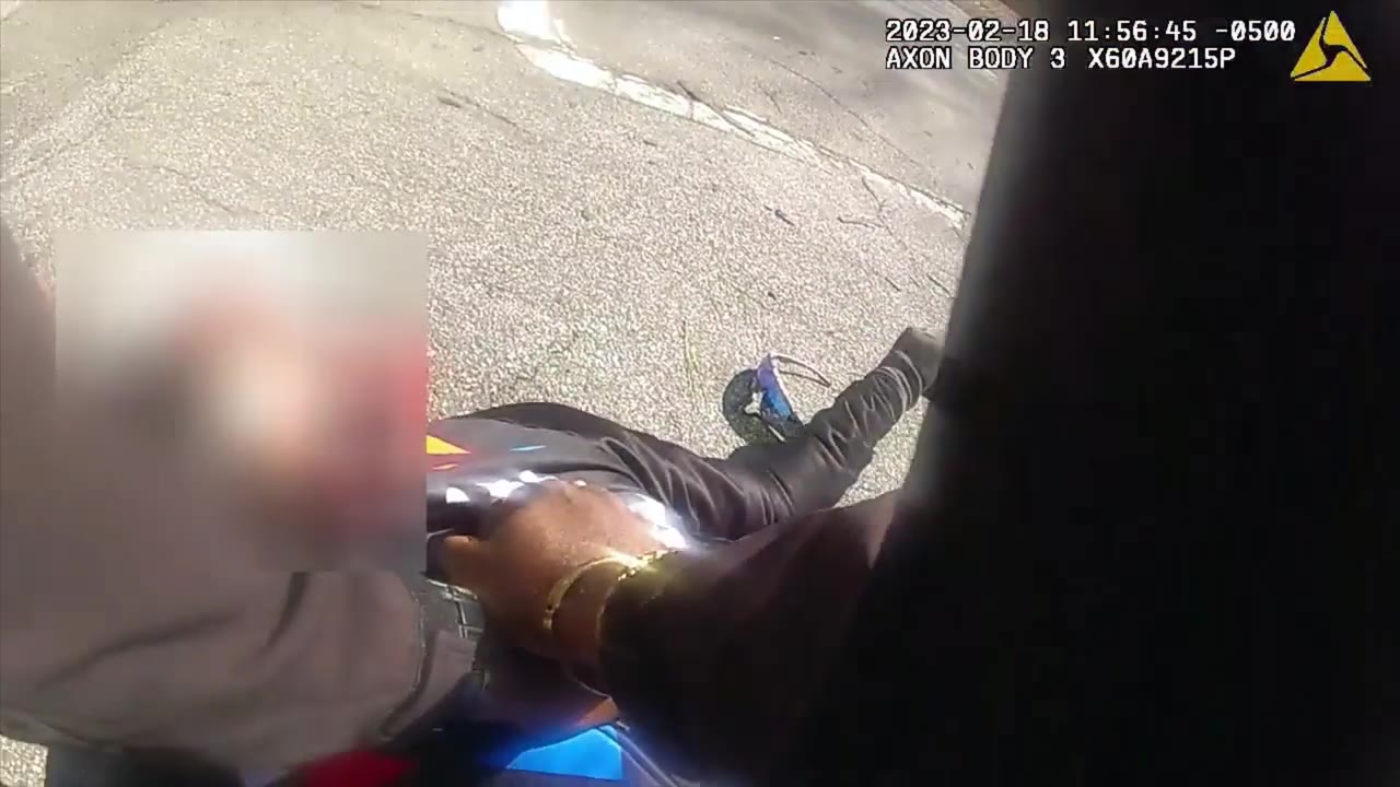 Atlanta police officer uses CPR to save man's life